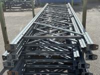 11 échelles de 3 600 mm de hauteur Profondeur : 1 000 mm Fût (montant) : 80 mm 30 lisses de 2 700 mm section 100 x 50 mm Capacité : 2 tonnes par niveau