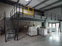 Plateforme avec escalier et portillon palette