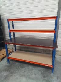 Table de travail avec étagères