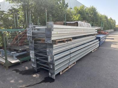 15 Échelles de 5 600 mm de hauteur Profondeur : 1 000 mm Fût (montant) : 100 mm 72 lisses de 3 300 mm section 140 x 50 mm Capacité : 2,5 tonnes par niveau