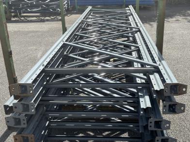11 échelles de 3 600 mm de hauteur Profondeur : 1 000 mm Fût (montant) : 80 mm 30 lisses de 2 700 mm section 100 x 50 mm Capacité : 2 tonnes par niveau